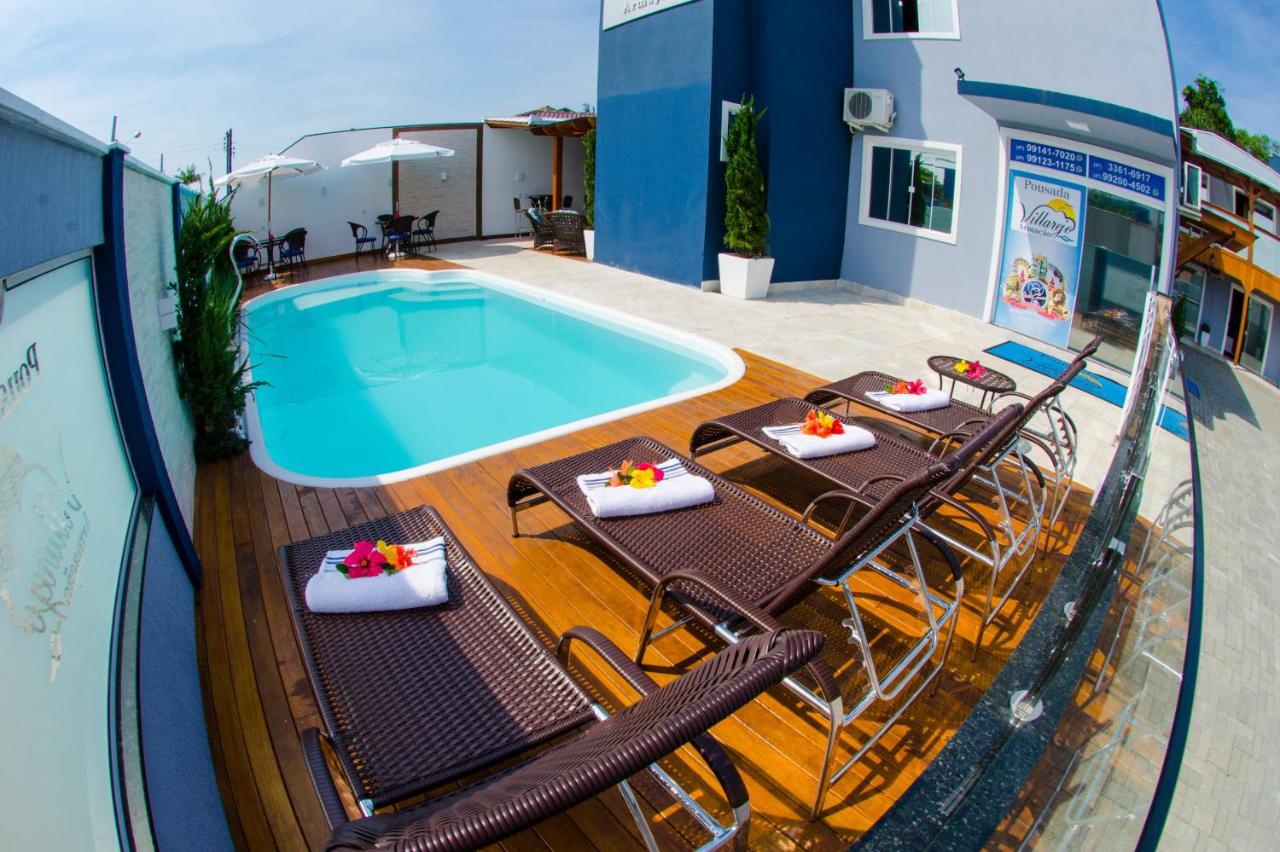 Piscina com deck de madeira e espreguiçadeiras