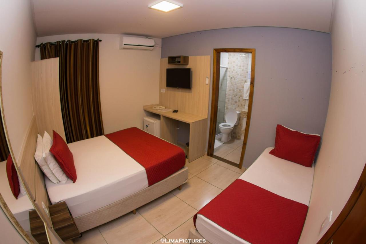 Quarto com cama de casal e cama de solteiro